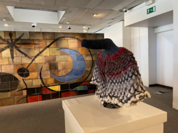 出展作品「鶴」<br />
パリ　UNESCO本部内ミロ・ホール「第30回　国際平和美術展」
